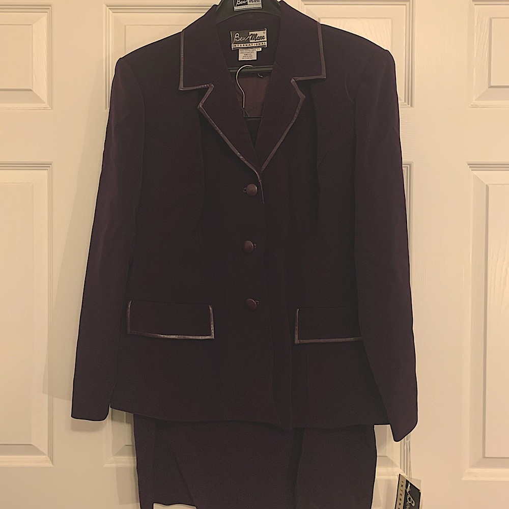 Ben Marc Int’l 2-pc suit w/leather trim
